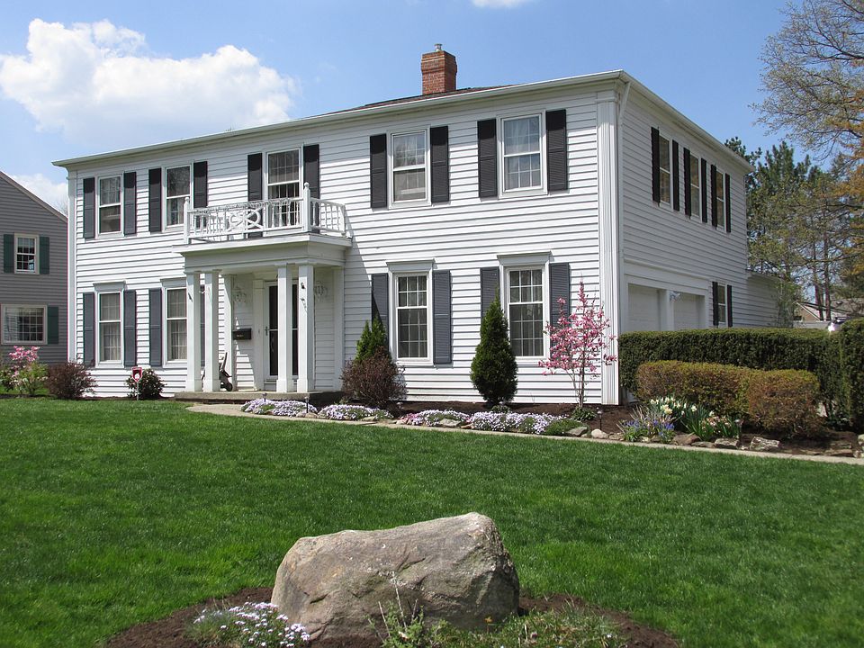 Beautiful, large front yard