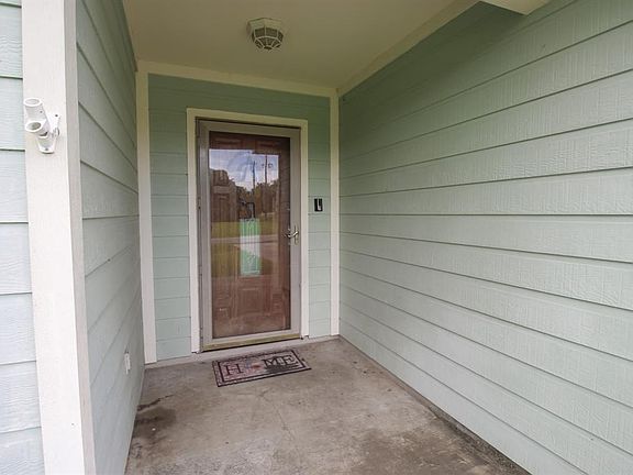 3rd image of 302 Maple Dr