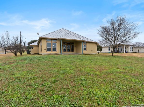 822 CHAMBORD DRIVE, Falls City, TX 78113