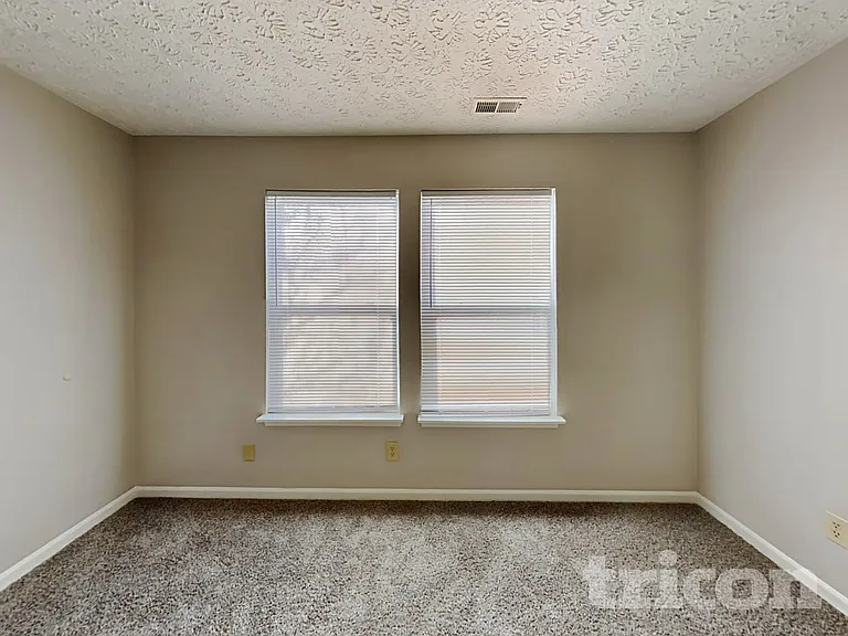 4475 Connaught East Dr — Photo 6
