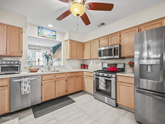 4th image of 761 Banyan Court