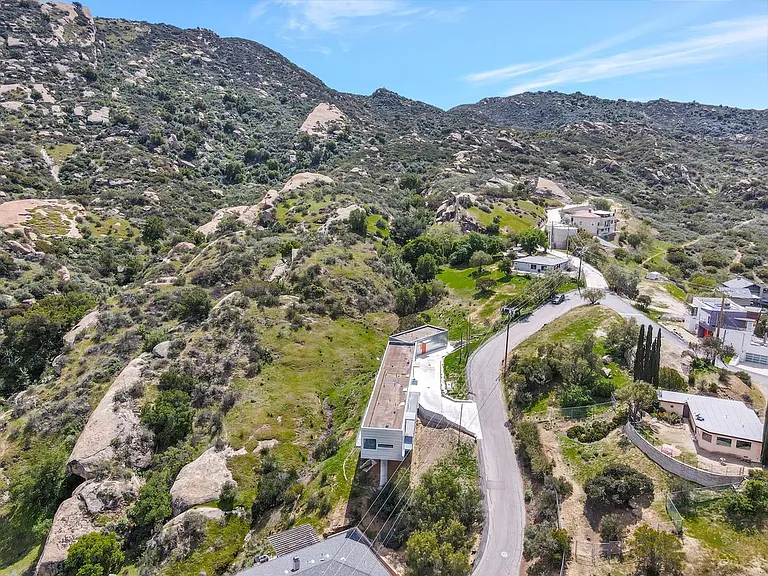 990 Alta Vista Rd — Photo 22