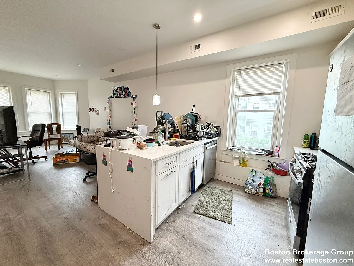 Building Photo - 301-305 Dudley St #2
