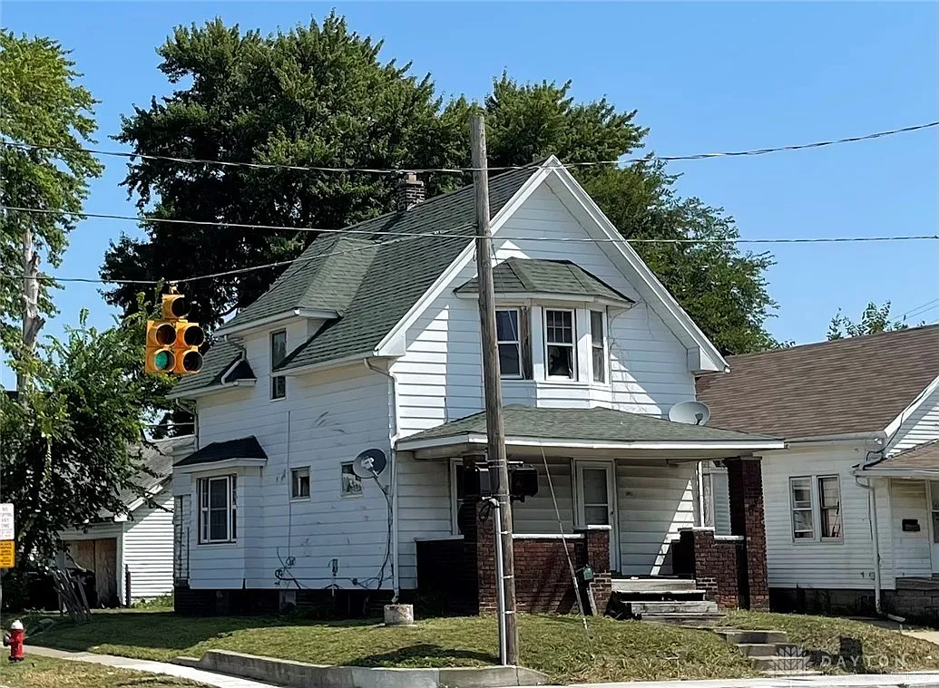 1403 Navarre Ave photo 1