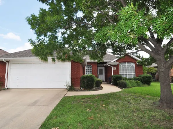2767 Crystal Glenn Cir, Hurst, TX 76054