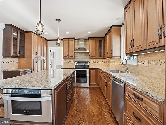 3rd image of 468 Devon Dr