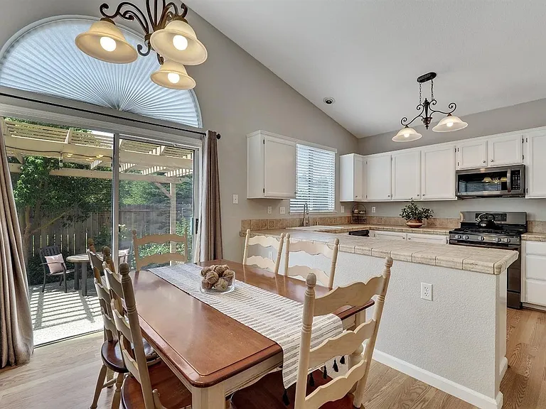 915 Tipperary Dr — Photo 4