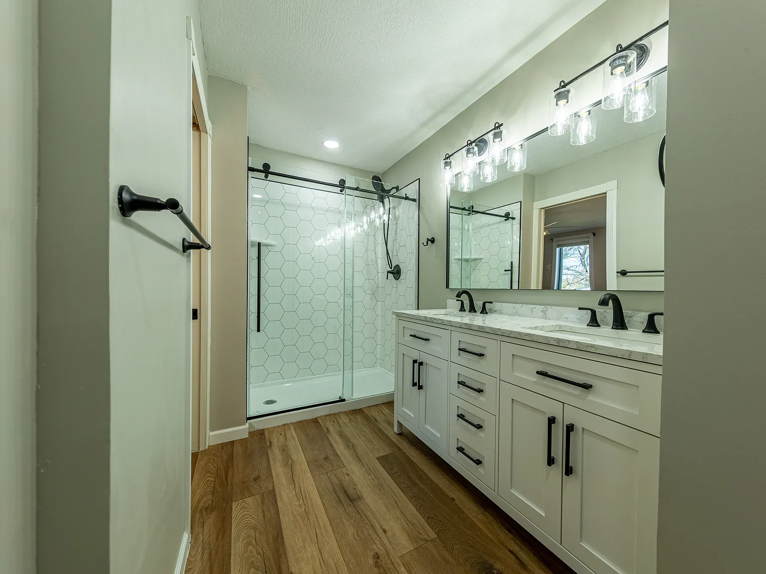 5 bed, 3800 sqft, $4,000 — Photo 4