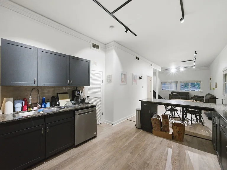 2728 N Wilton Ave — Photo 2