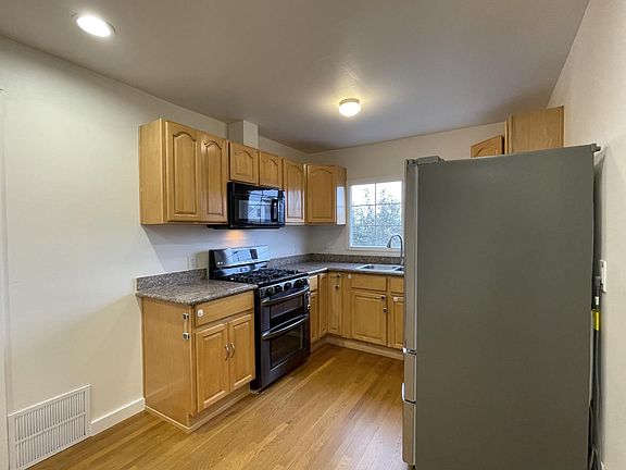 5th image of 978 Capitol Ave