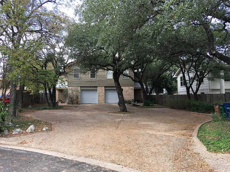 HUGE shared driveway on quiet culdesac.