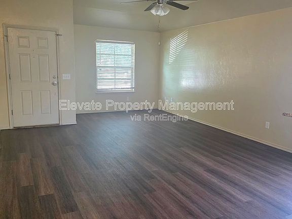 3rd image of 927 W Prairie Wind Way