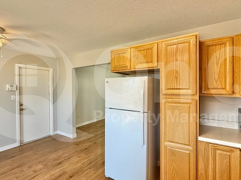 1040 W Yale Dr — Photo 3