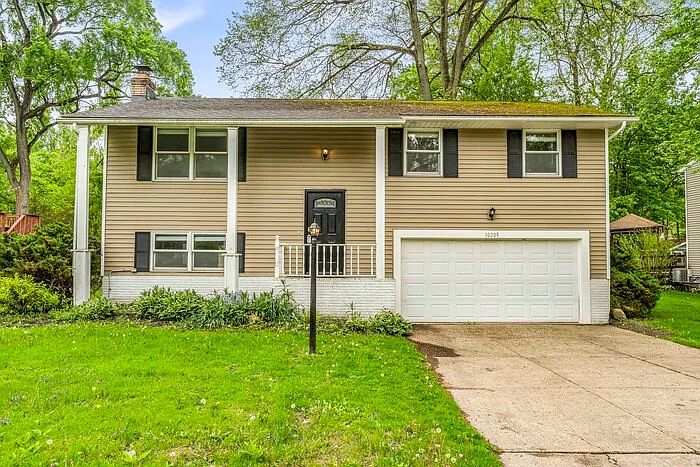 3 bed, 2.0 bath, 1657 sqft, $2,350 — Photo 1