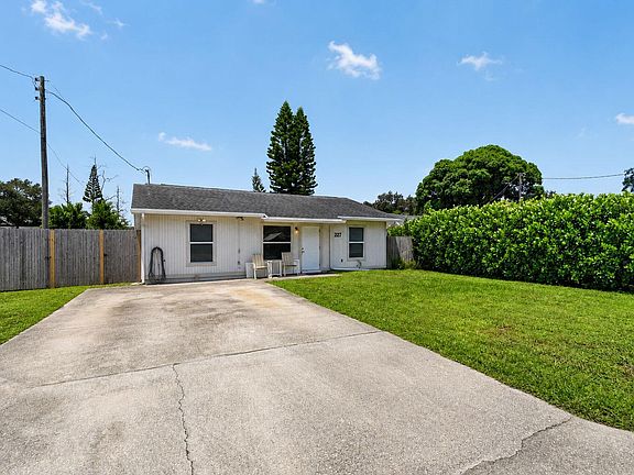 2nd image of 207/227 Ethelyn Drive