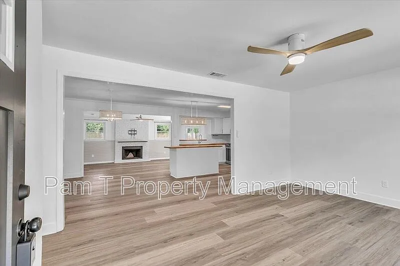 4 bed, 2.5 bath, 1844 sqft, $2,550 — Photo 4