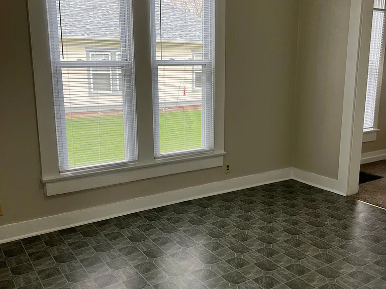 263 E Franklin St — Photo 11