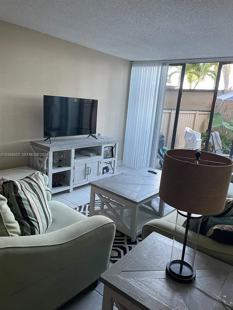 Lakeshore Club Condo — Photo 2
