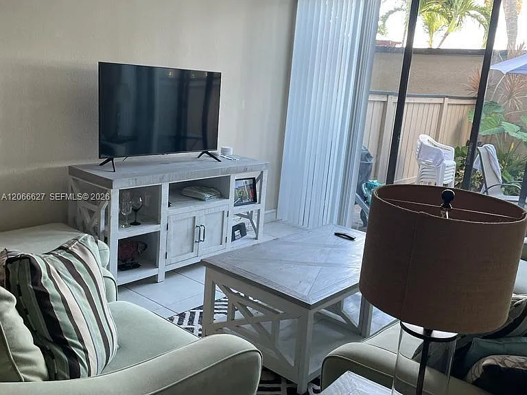 1830 Embassy Dr #118 — Photo 2