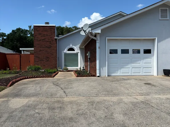135 Courtyard Ln, Fayetteville, GA 30215