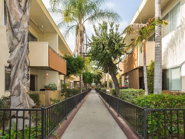 Las Palmas Apartment Homes — Photo 9