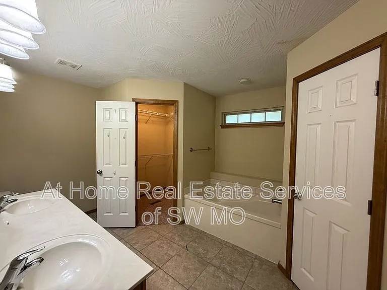 1082 Daisy Falls Dr — Photo 10