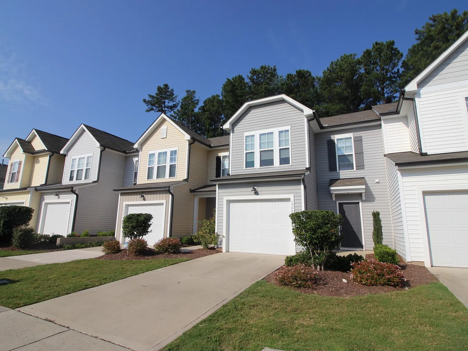3 bed, 2.5 bath, 1608 sqft, $1,995 — Photo 2
