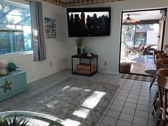 Kitchen/Living/Dining
To Lanai