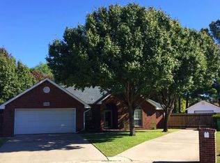 1008 Oxford Dr, Gainesville, TX 76240