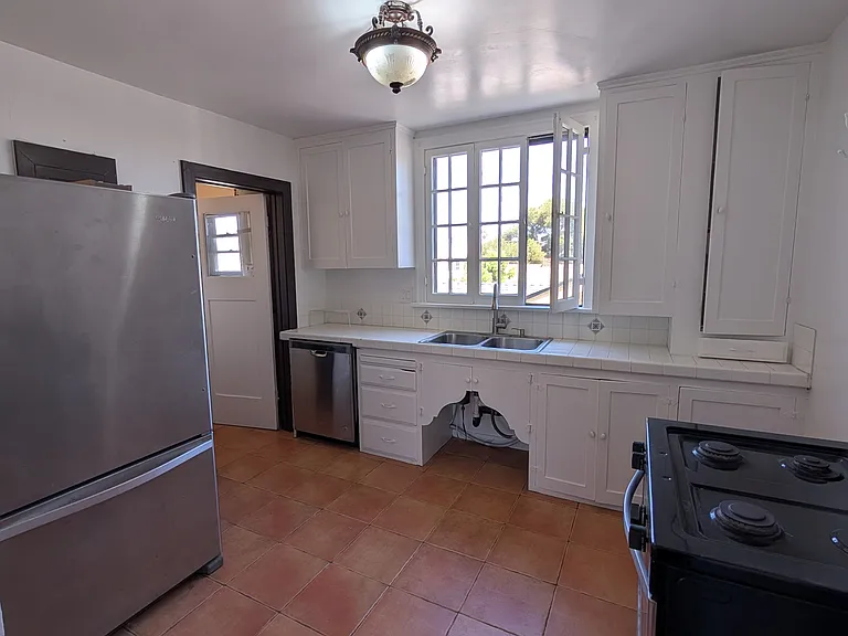 329 Cerritos Ave — Photo 9