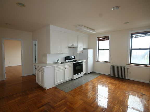 2nd image of 67 Lincoln Blvd #2