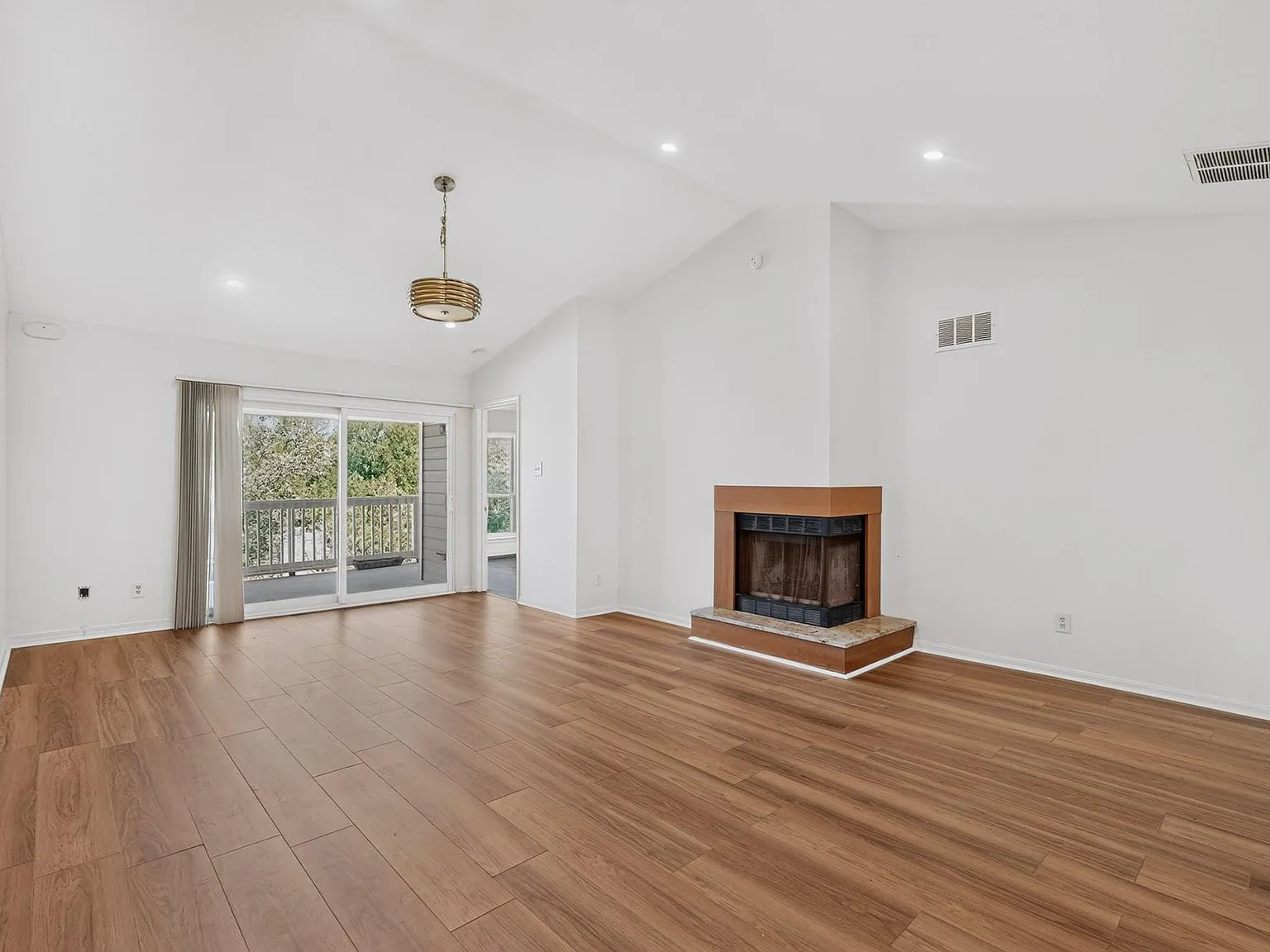 2 bed, 2.0 bath, 1060 sqft, $1,700 — Photo 2