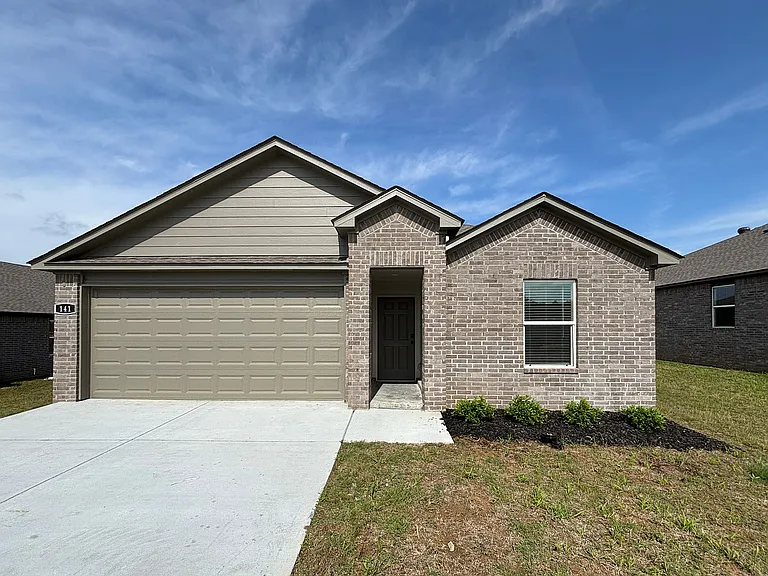 141 Preston Ln — Photo 1