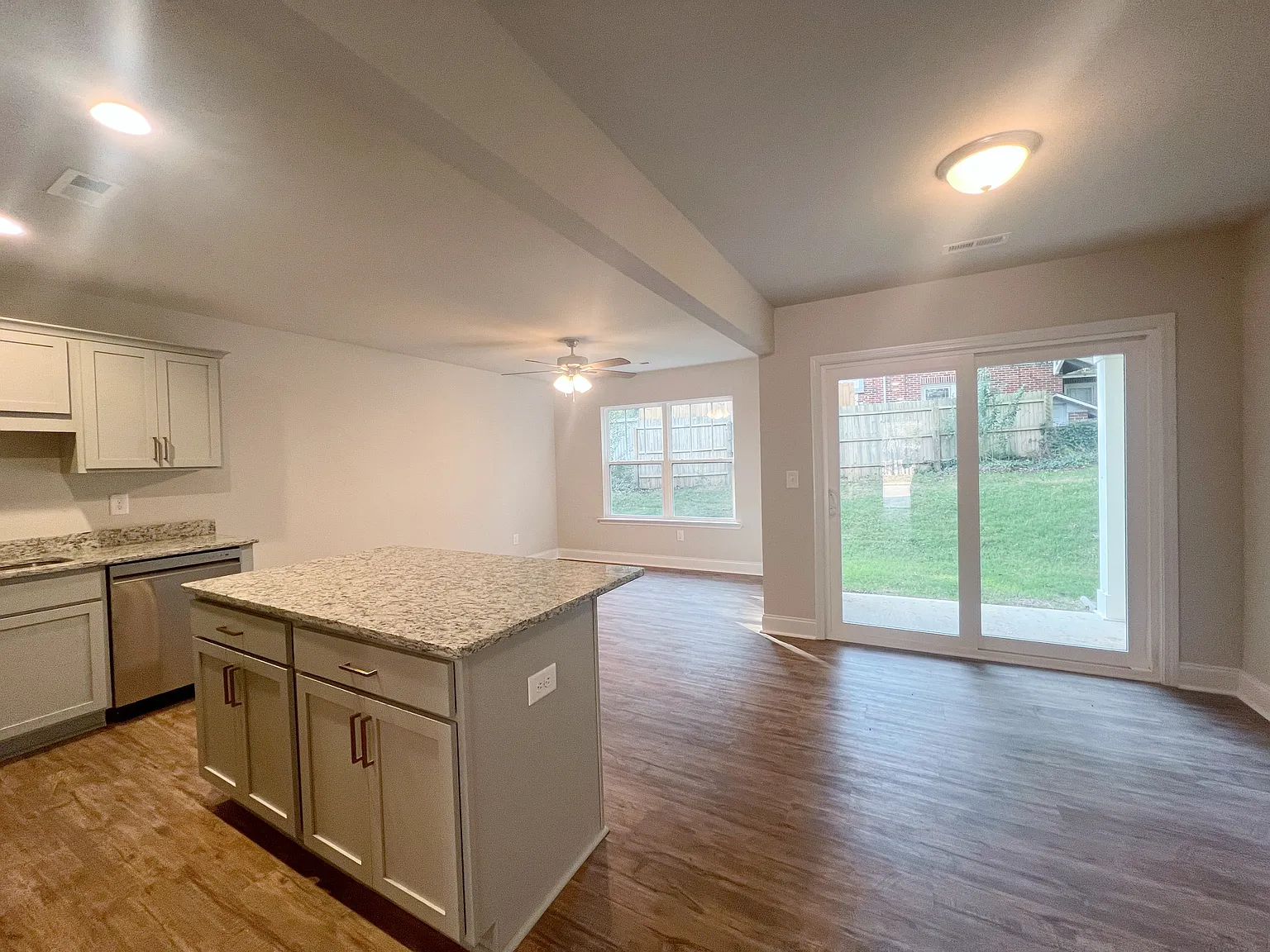 3 bed, 2.5 bath, 1310 sqft, $1,675 — Photo 4