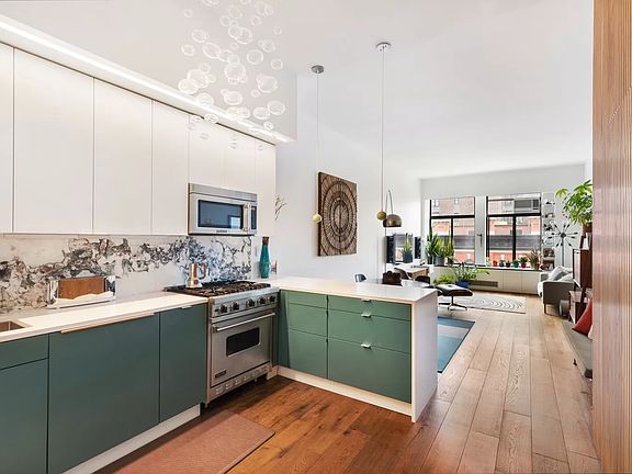 5th image of 100 W 72nd St APT 6D