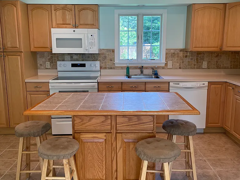 111 Maple Ln — Photo 2