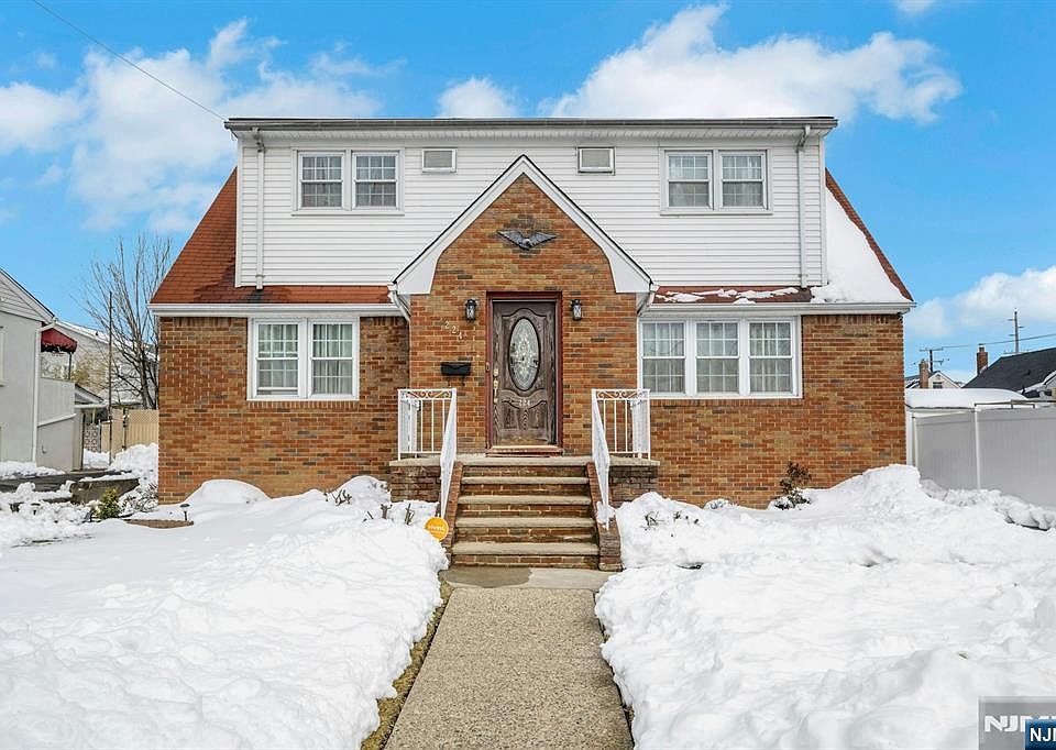 1st image of 224 Rossiter Ave