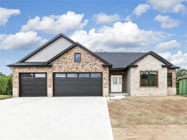 204 Stonebridge Bluff Dr, Maryville, IL 62062