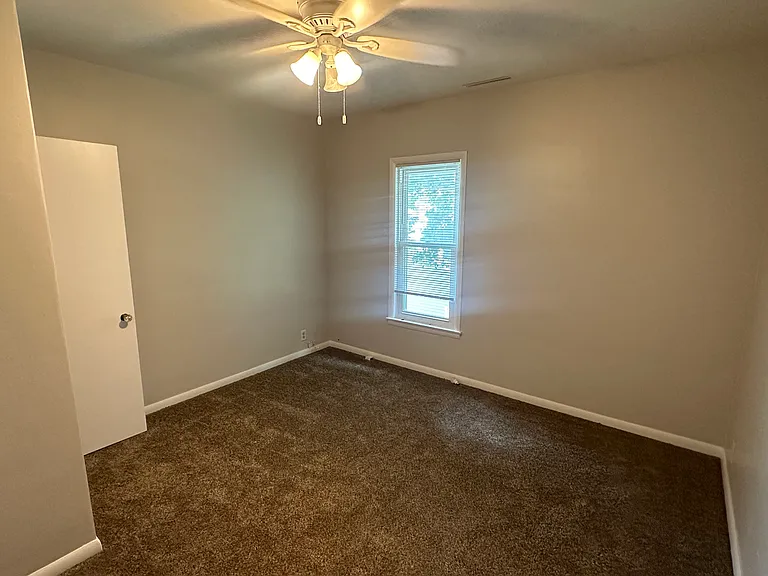 Great Oconomowoc 2 bedroom Upper Unit Next to Downtown Oconomowoc — Photo 8