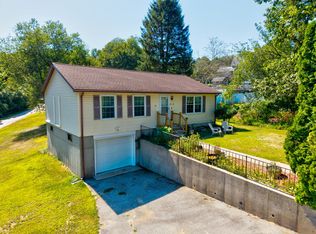 60 Hammel Ln, Uncasville, CT 06382