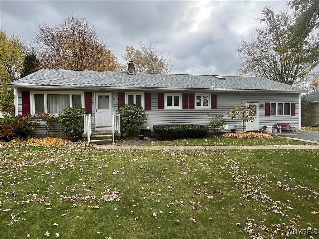 1056 Elliott Dr photo 1