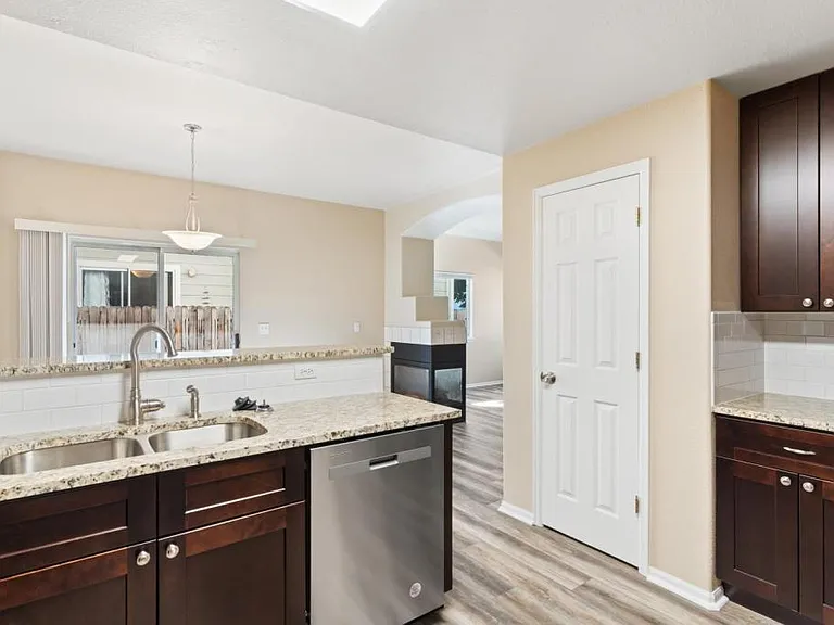 913 Samuel Point — Photo 11