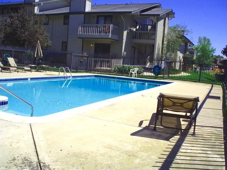 2 bed, 880 sqft, $2,200 — Photo 2