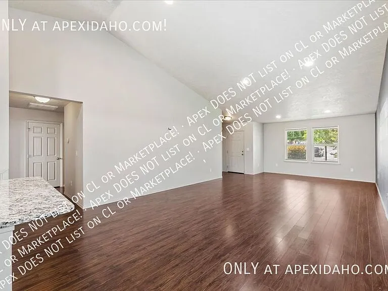 3480 S Avondale Ave — Photo 10