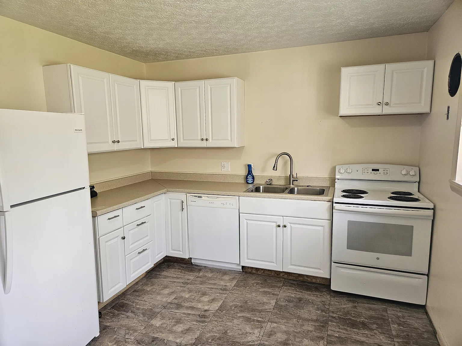 3 bed, 1270 sqft, $1,750 — Photo 2