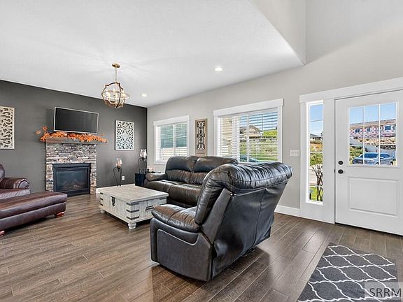 2nd image of 372 Andesite Dr