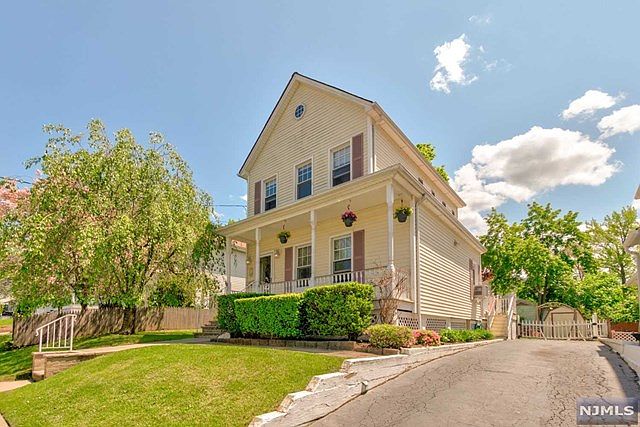 1st image of 61 Dumont Ave