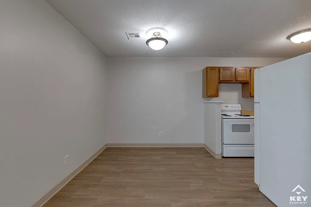 3 bed, 990 sqft, $850 — Photo 4