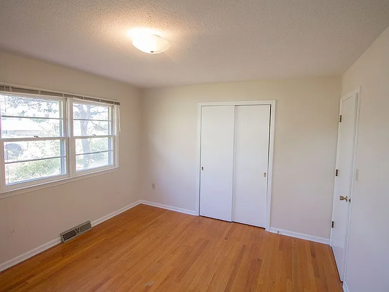 1207 White Oak Ln — Photo 5