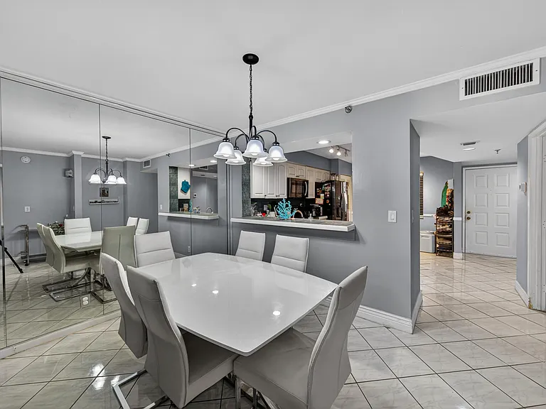 2200 S Cypress Bend Dr #101 — Photo 11